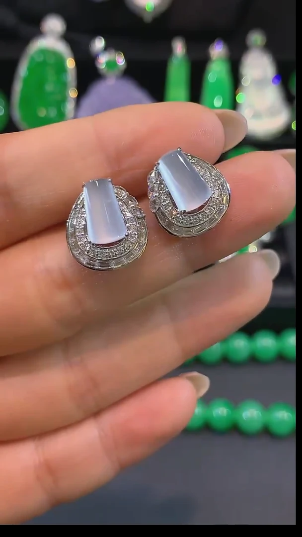 18K金镶嵌翡翠耳饰耳钉