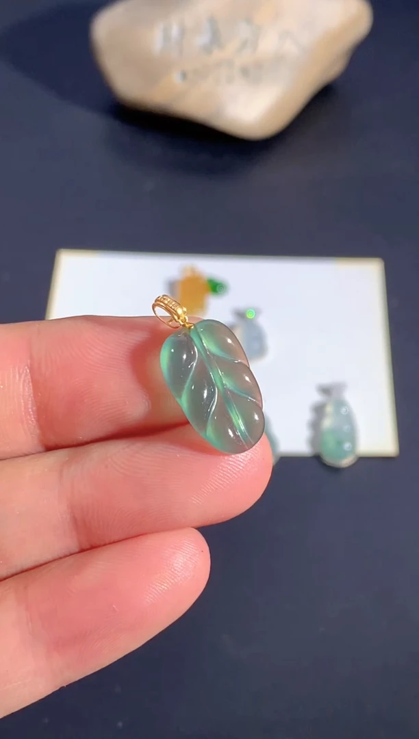 颈饰18K金镶嵌翡翠