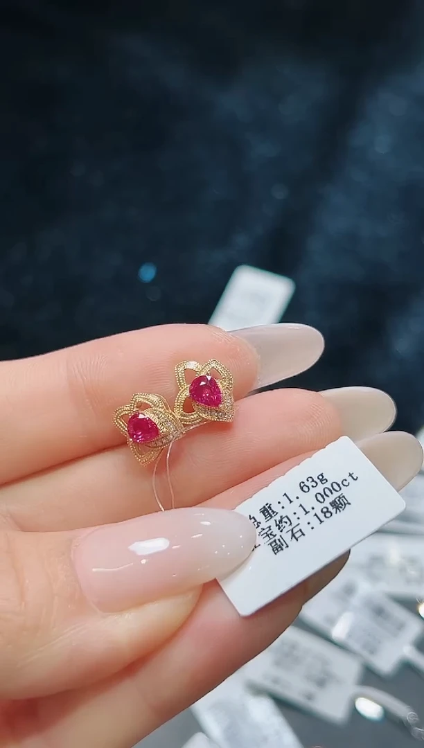 耳钉18K金镶嵌红宝石·