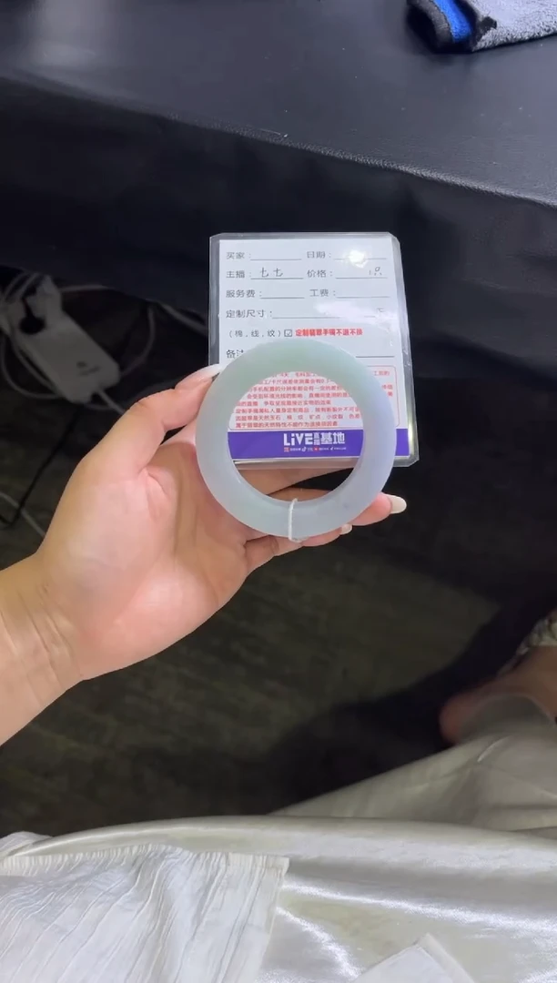 未镶嵌手镯定制翡翠飞*定制手镯不退不换