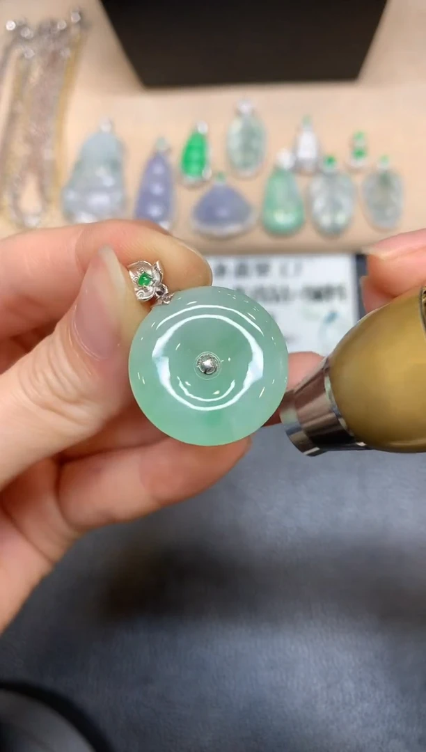 【闪购商品】翡翠颈饰18K金镶嵌平安扣【无服务费