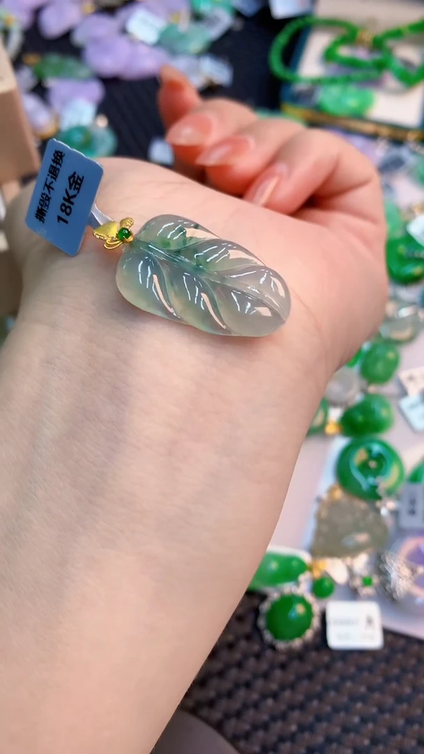 翡翠18K金镶嵌颈饰           1