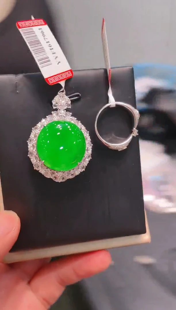 翡翠18K金镶嵌颈饰翡翠A79
