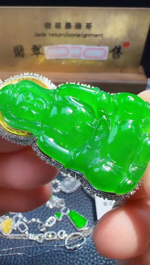 翡翠18K金镶嵌颈饰翡翠