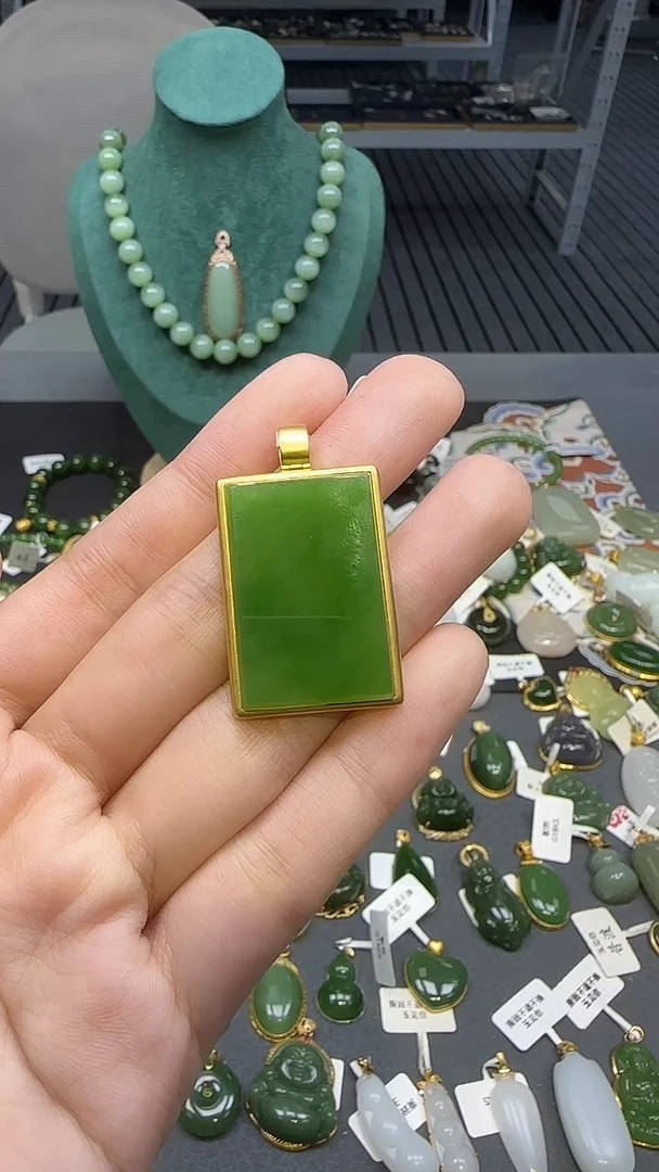 18K金镶嵌和田玉挂件1