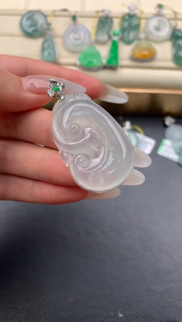 翡翠18K金镶嵌颈饰F187