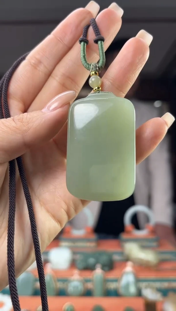 颈饰未镶嵌和田玉佩佩