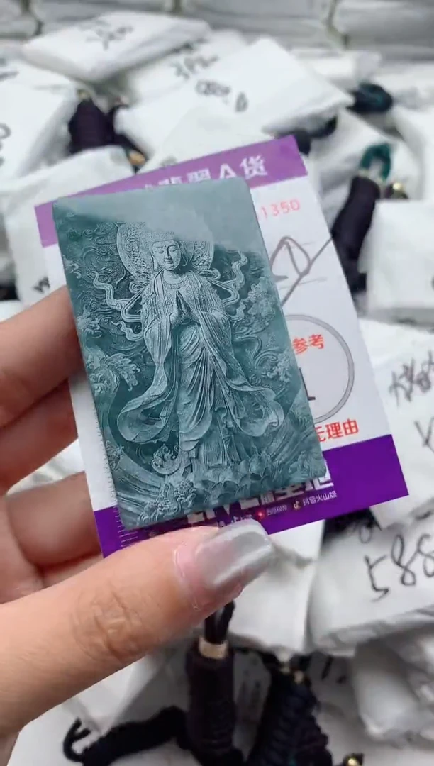 翡翠未镶嵌颈饰·