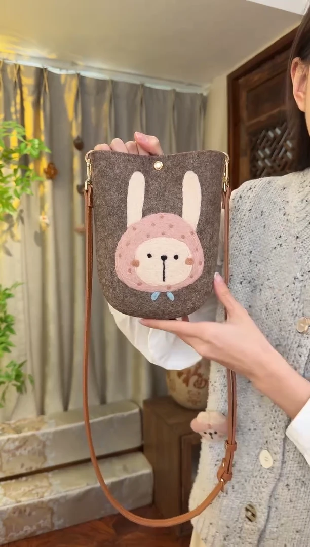 羊毛非遗羊毛毡包 手机包兔子