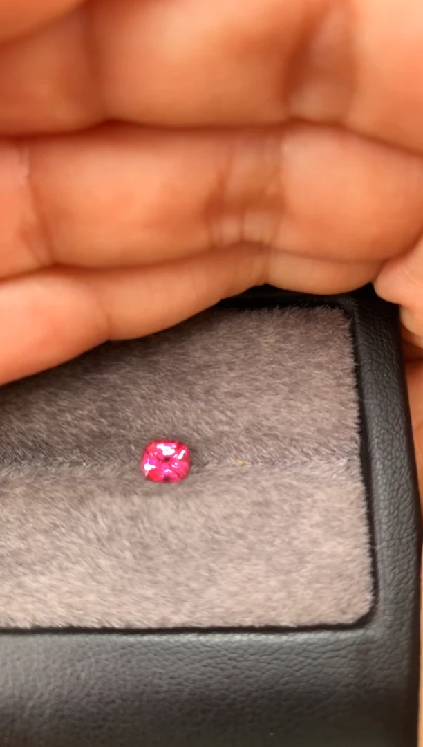 未镶嵌裸石定制尖晶石枕型 热粉色调 0.66ct