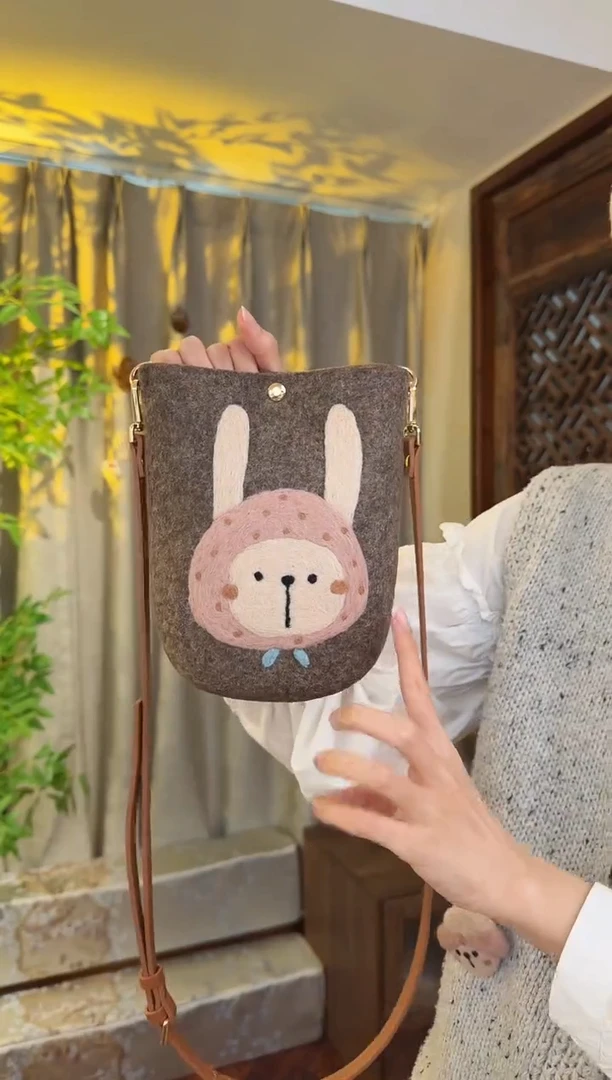羊毛非遗羊毛毡包 手机包兔子