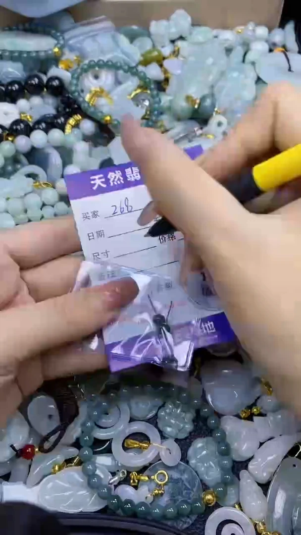 翡翠未镶嵌颈饰天然翡翠A货吊坠多样性发一