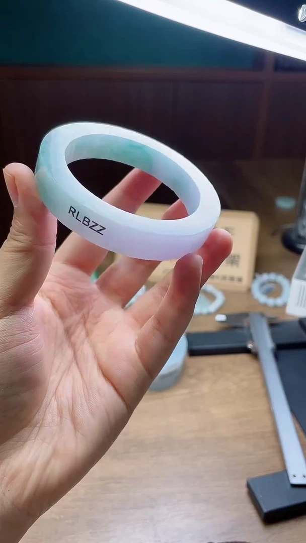 定制翡翠手镯未镶嵌润****花定制