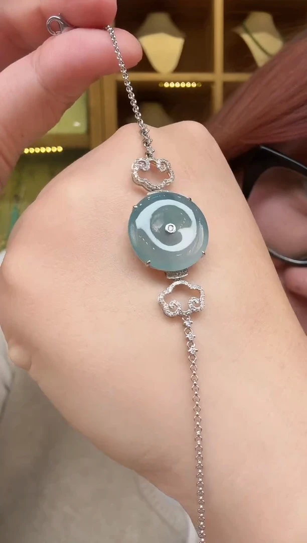 颈饰18K金镶嵌翡翠平安扣