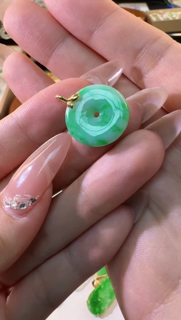 【闪购商品】翡翠颈饰18K金镶嵌缅甸翡翠A货吊坠