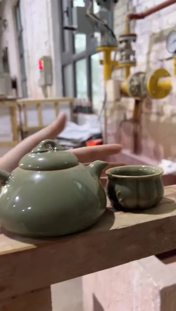 微瑕耀州窑乳瓢壶+1只南瓜杯