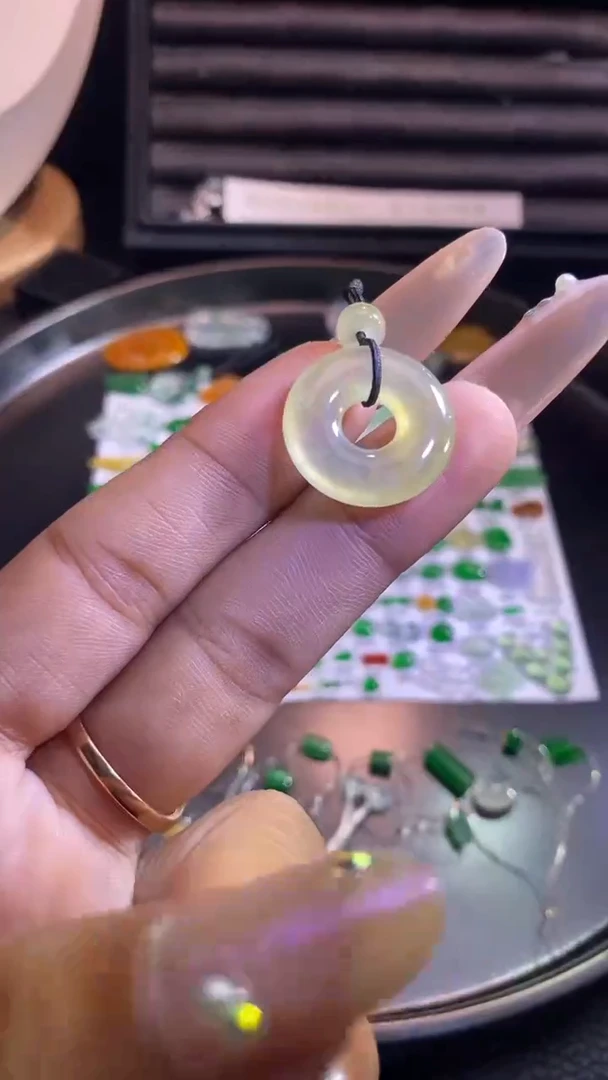 翡翠挂件未镶嵌圈