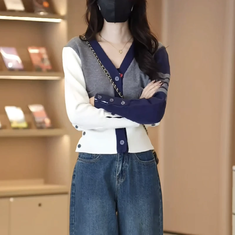 7472学院风针织开衫韩系百搭时髦设计感小个子三条杠V领毛衣