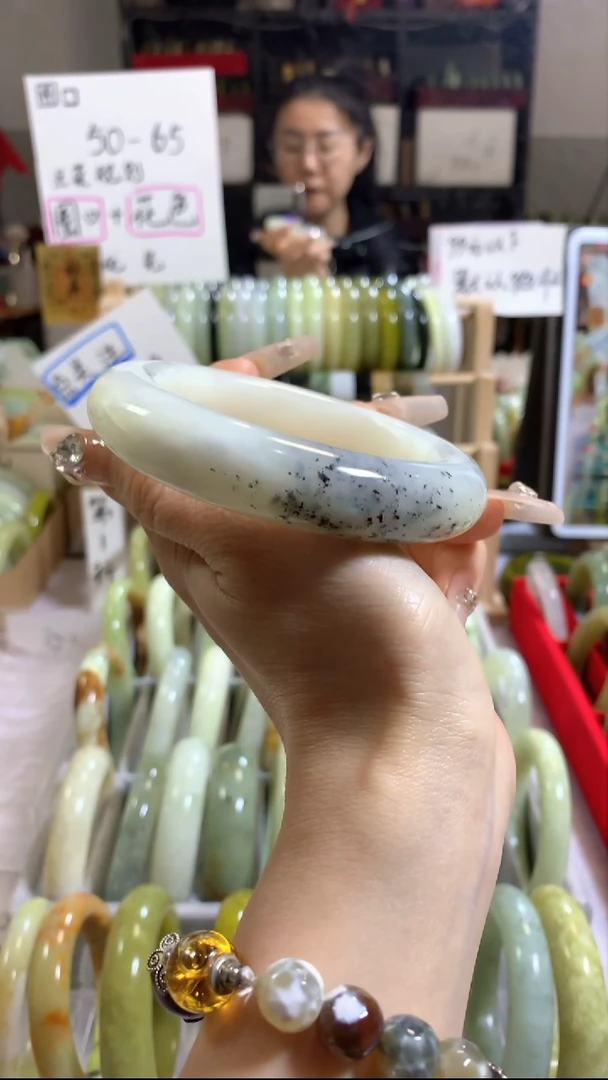 未镶嵌岫玉手镯66默认微瑕