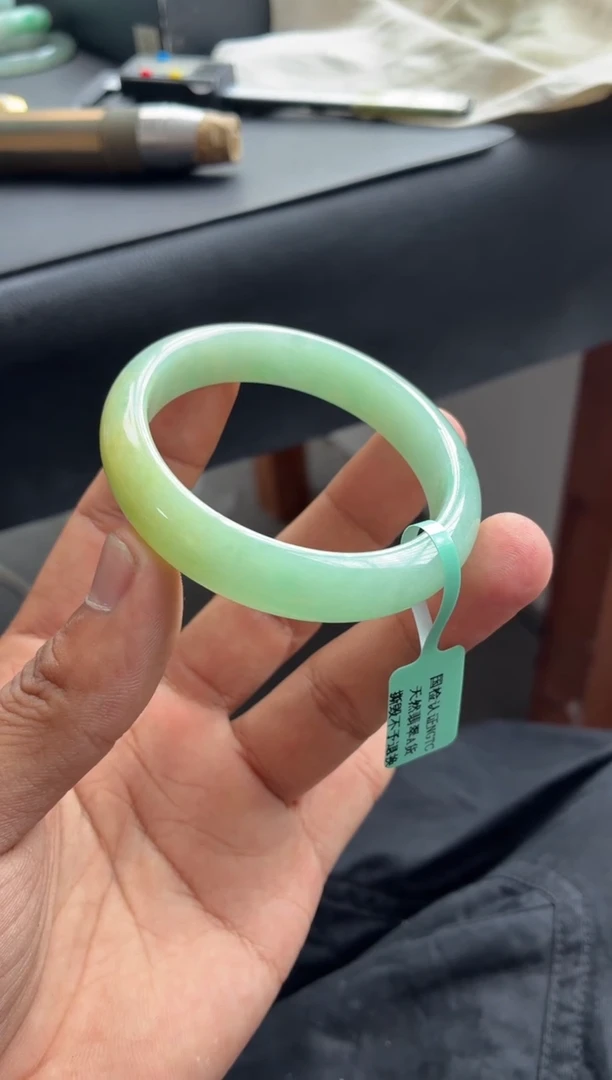 未镶嵌手镯翡翠胶润特色果绿底黄翡半山水 22号 贵妃 52-53正圈