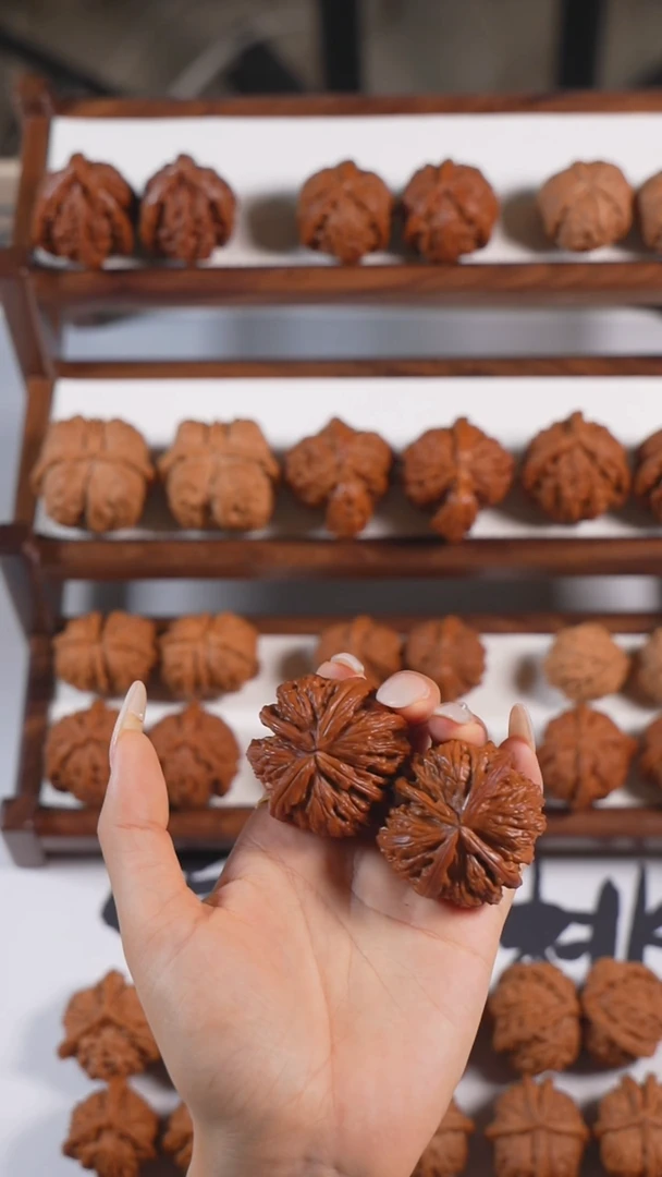 文玩核桃吊坠白狮子球连