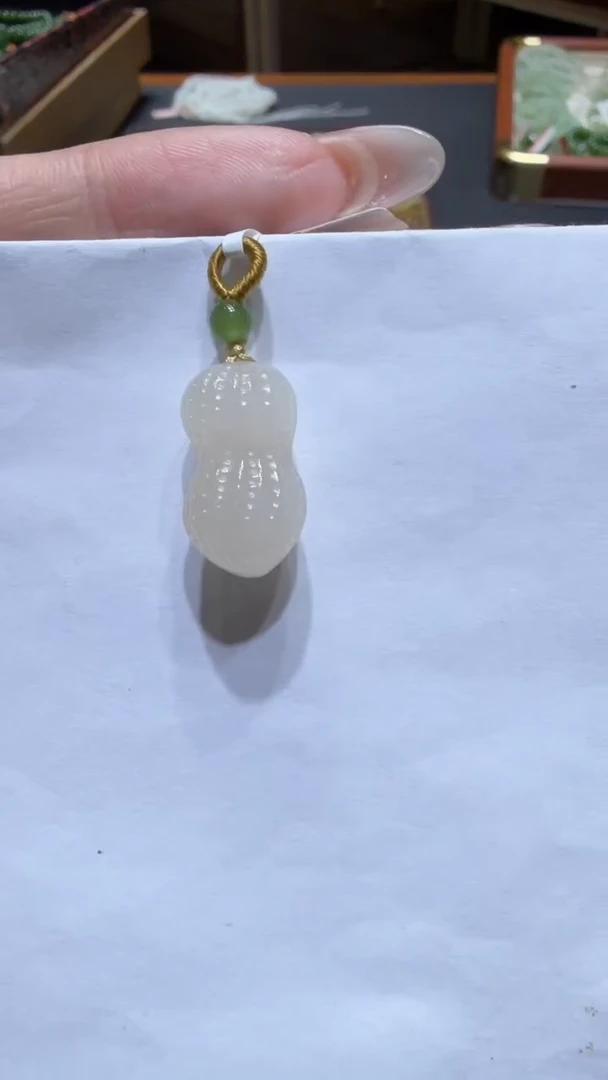 颈饰18K金镶嵌和田玉挂件
