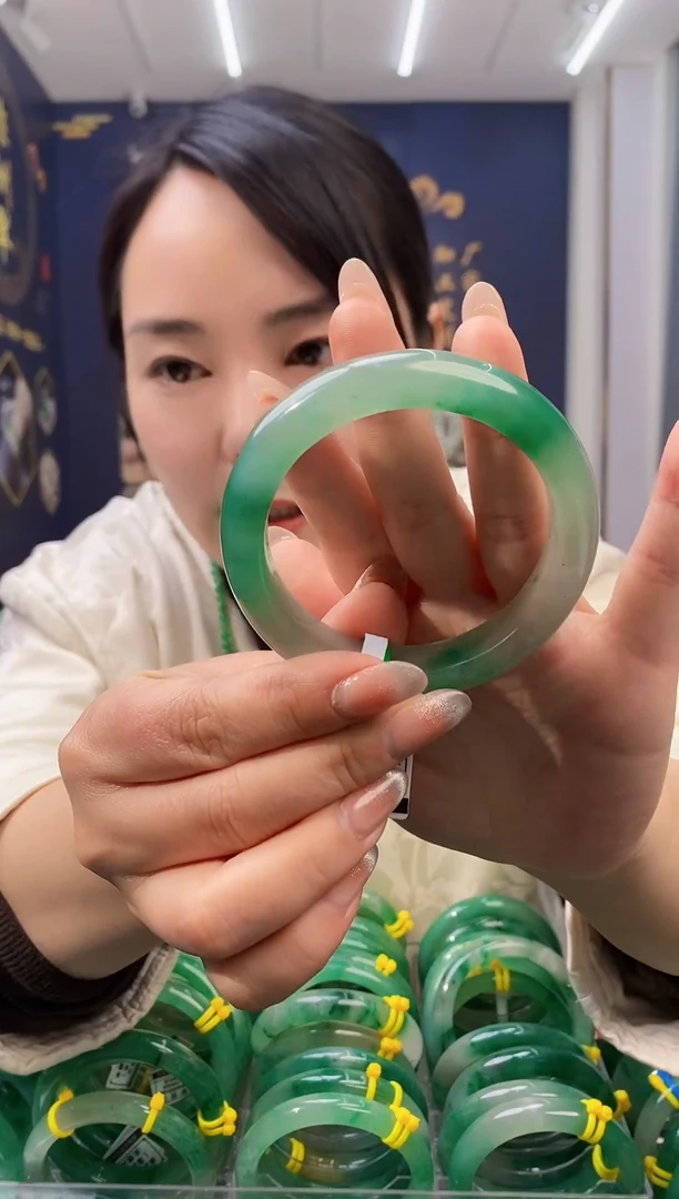 【闪购商品】石英质玉手镯未镶嵌8