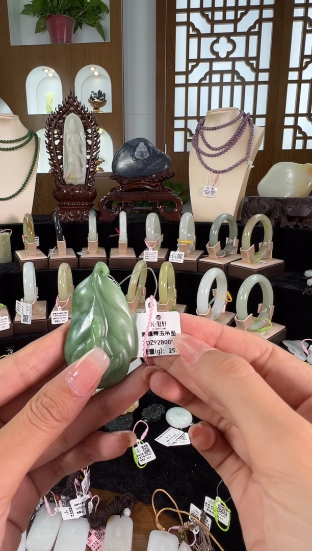 和田玉未镶嵌颈饰清**雅新疆黑羊洞吊坠
