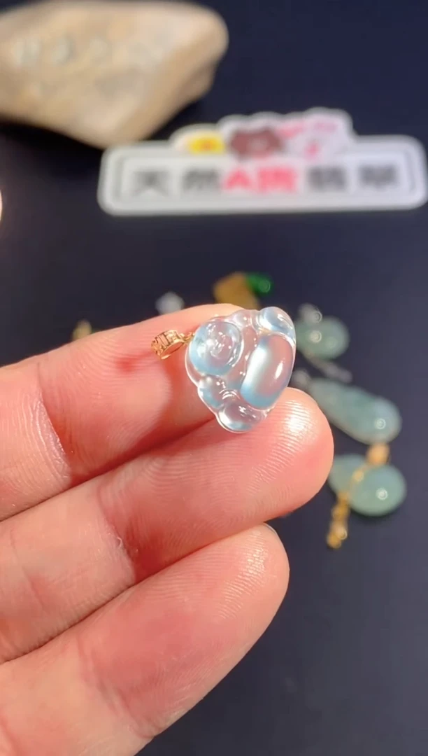 颈饰18K金镶嵌翡翠