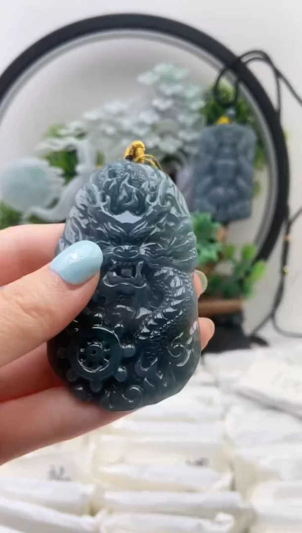 颈饰未镶嵌翡翠龙牌