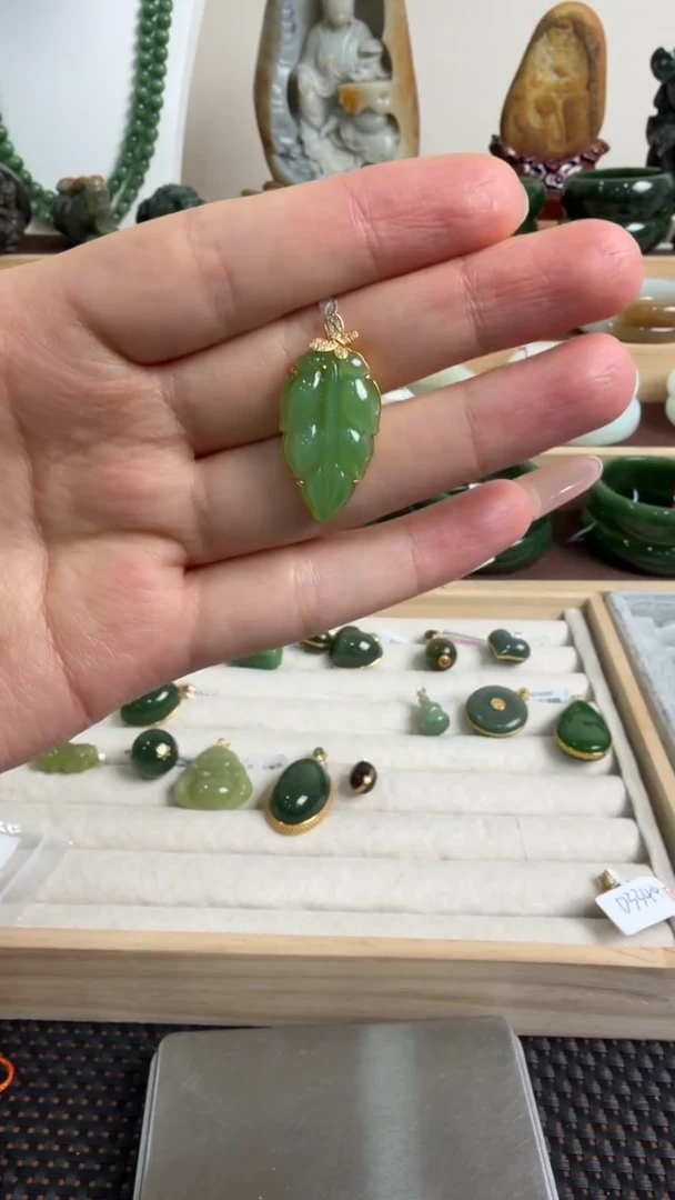 颈饰18K金镶嵌和田玉挂件