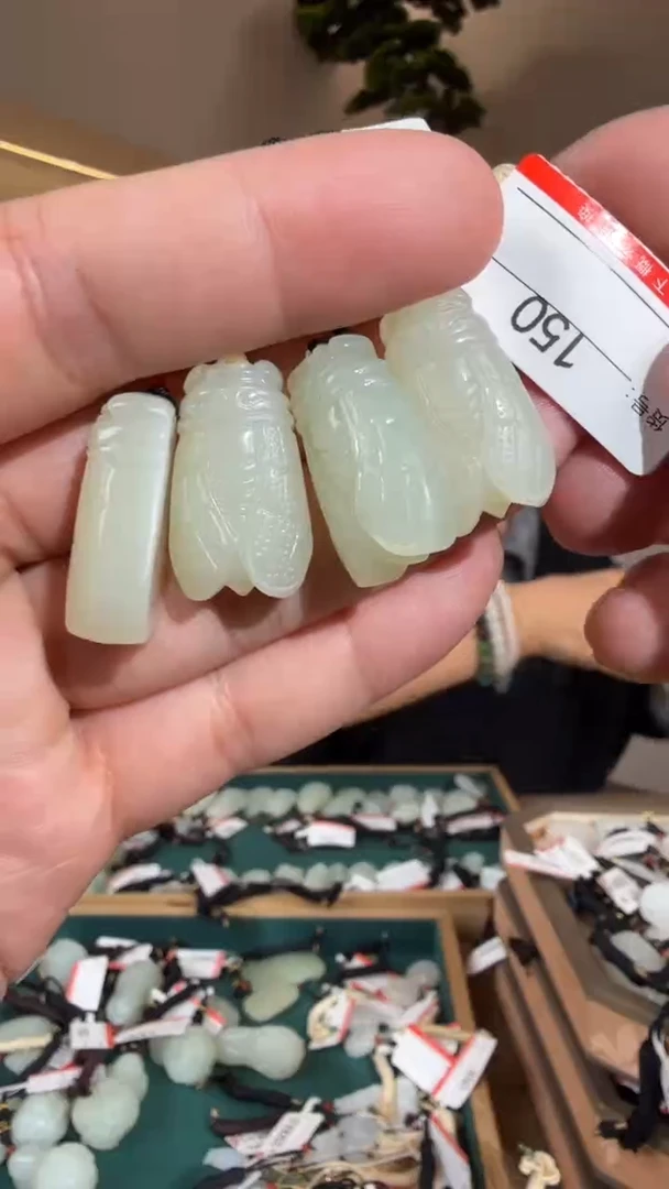 颈饰未镶嵌和田玉多样性发货发其中一件