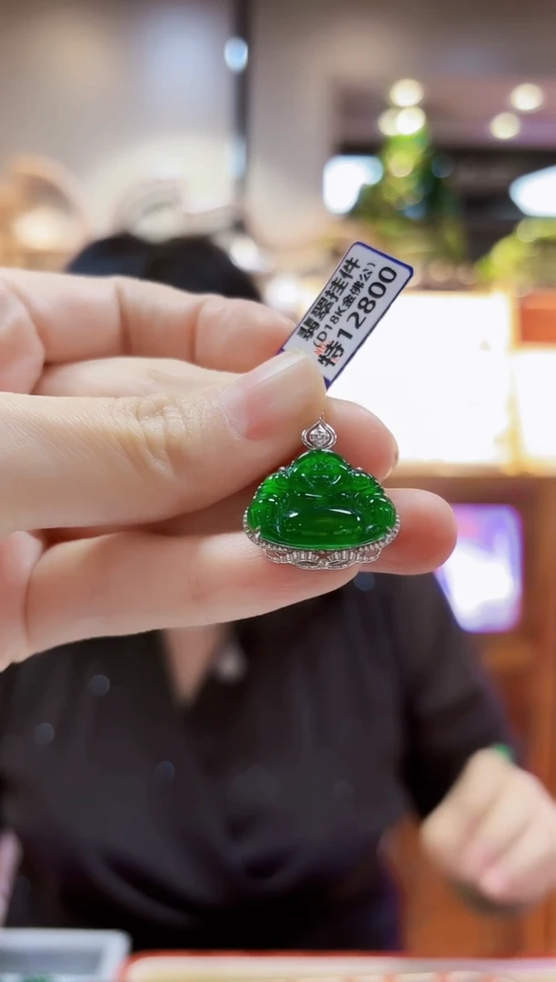 颈饰18K金镶嵌翡翠佛公