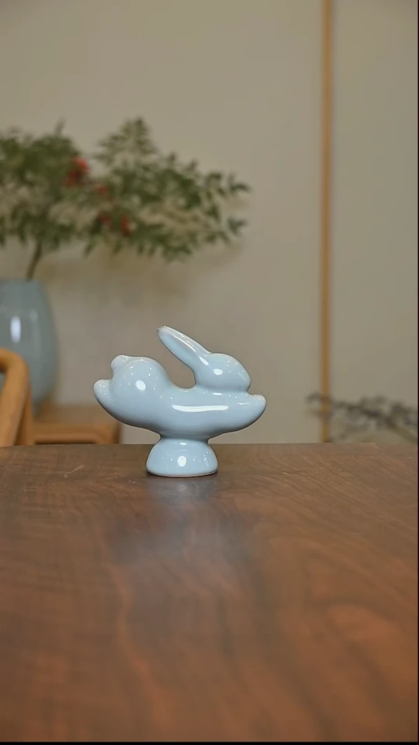 兔 天青 微瑕 无款