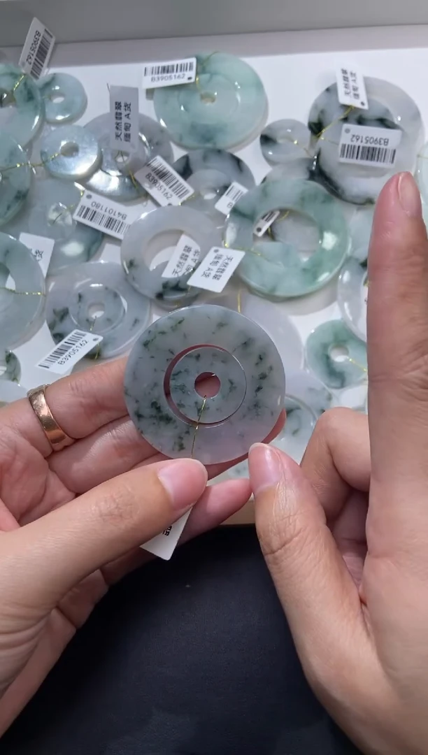 未镶嵌挂件翡翠374336    多人 多样性发一件