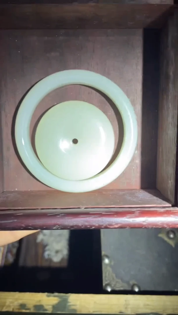 和田玉未镶嵌颈饰羊脂白手镯平安扣1套