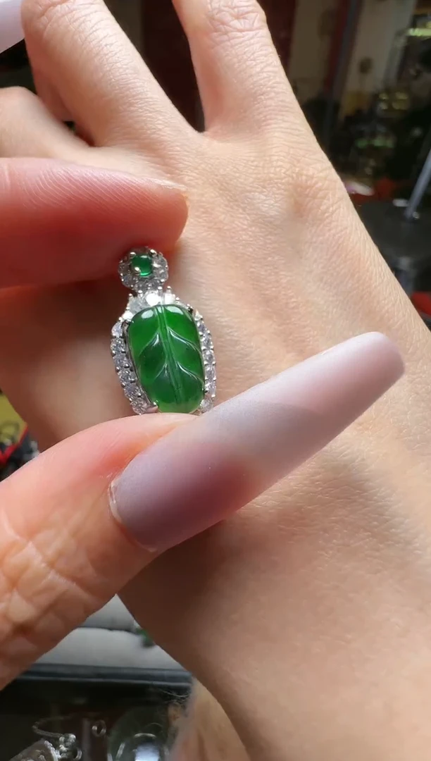 【闪购商品】翡翠吊坠(不含链)未镶嵌翡翠