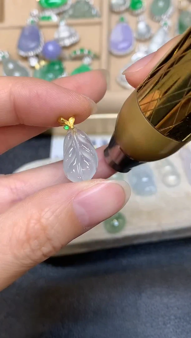 颈饰18K金镶嵌翡翠芭蕉叶【无服务费