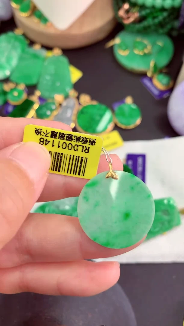 颈饰18K金镶嵌翡翠挂件