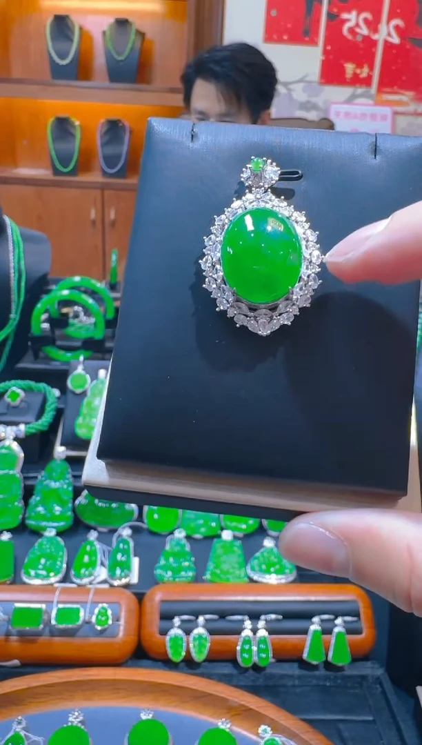 【闪购商品】翡翠吊坠(赠链)银S925镶嵌天然A货翡翠