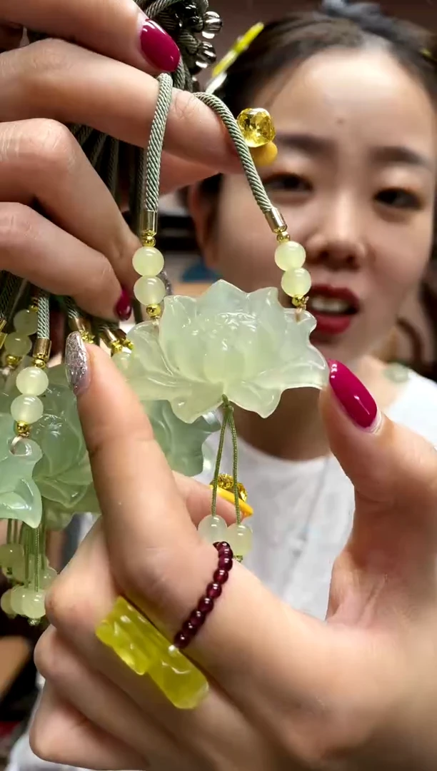 岫玉未镶嵌吊坠多样性发货发其中之一