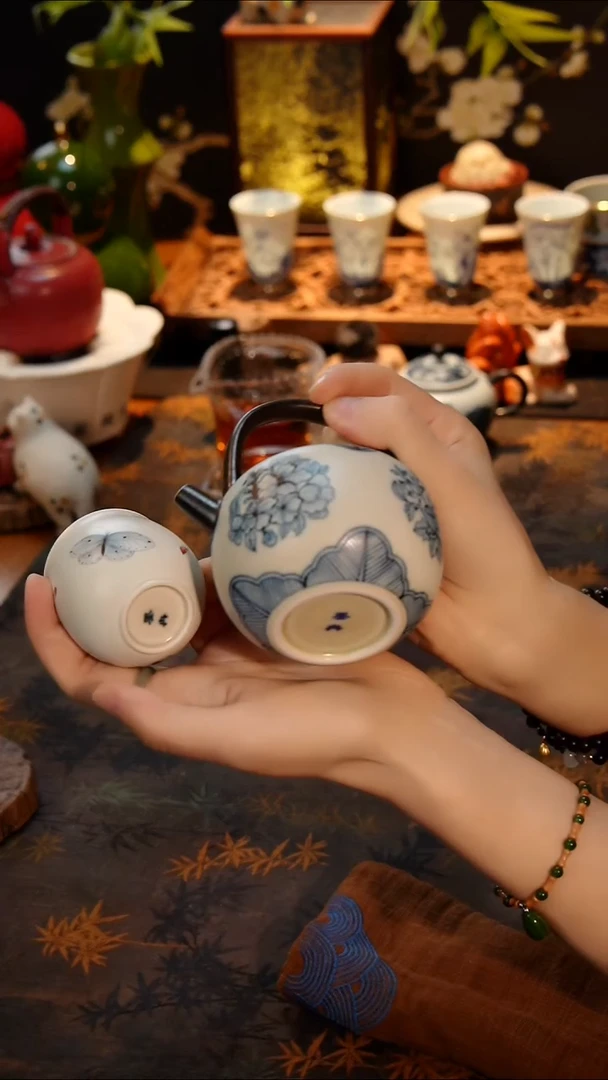 青花提梁壶青花提梁壶+斗彩主人杯