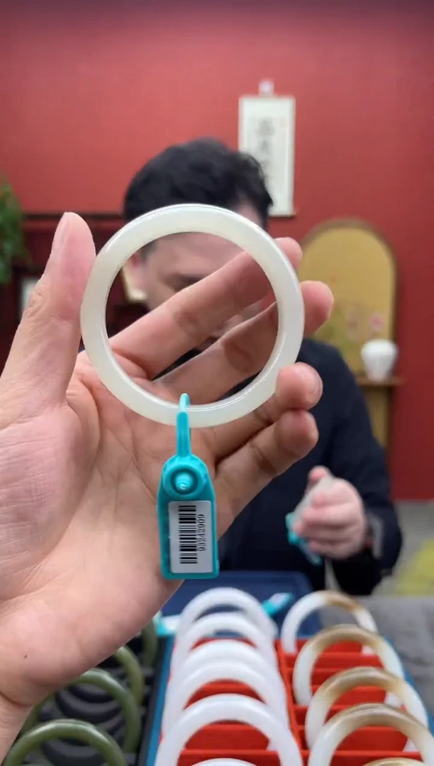 未镶嵌手镯和田玉一个圈口：55-57mm