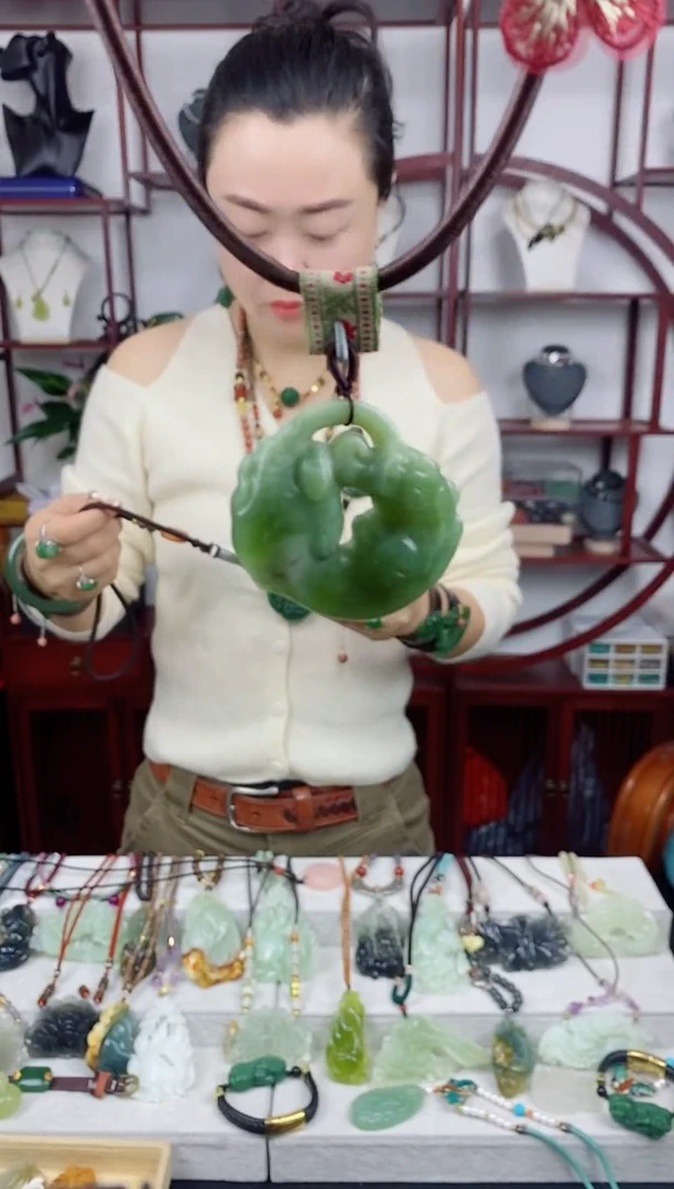 未镶嵌岫玉颈饰1