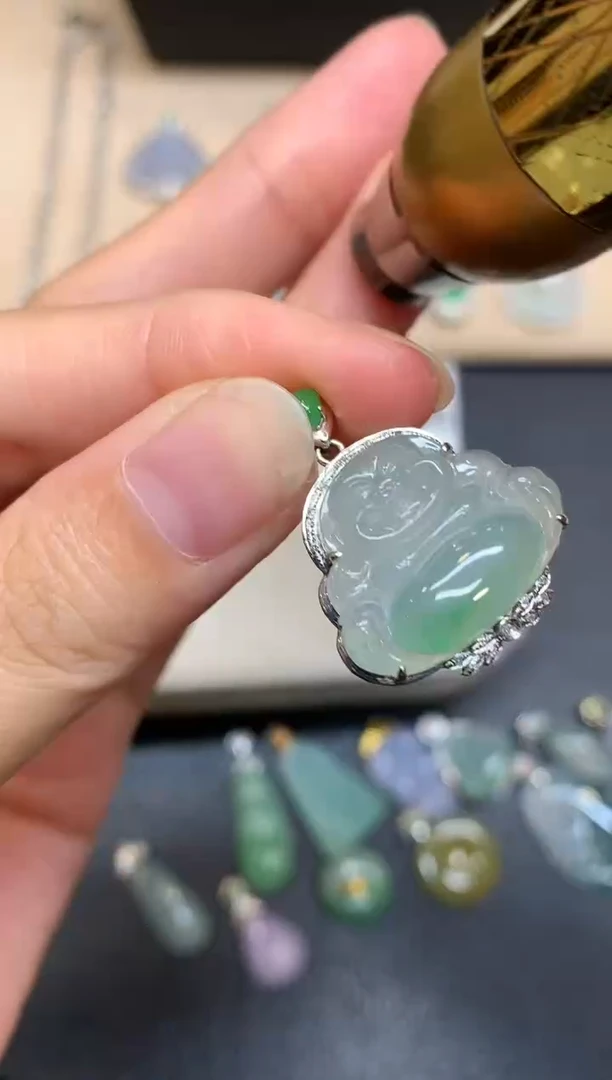 颈饰18K金镶嵌翡翠佛公【无服务费