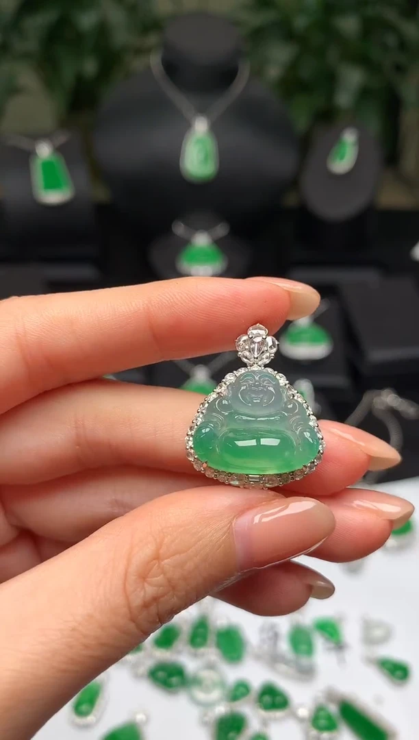 颈饰18K金镶嵌翡翠佛公