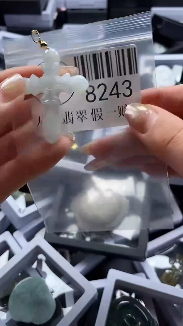 翡翠未镶嵌吊坠(不含链)8243