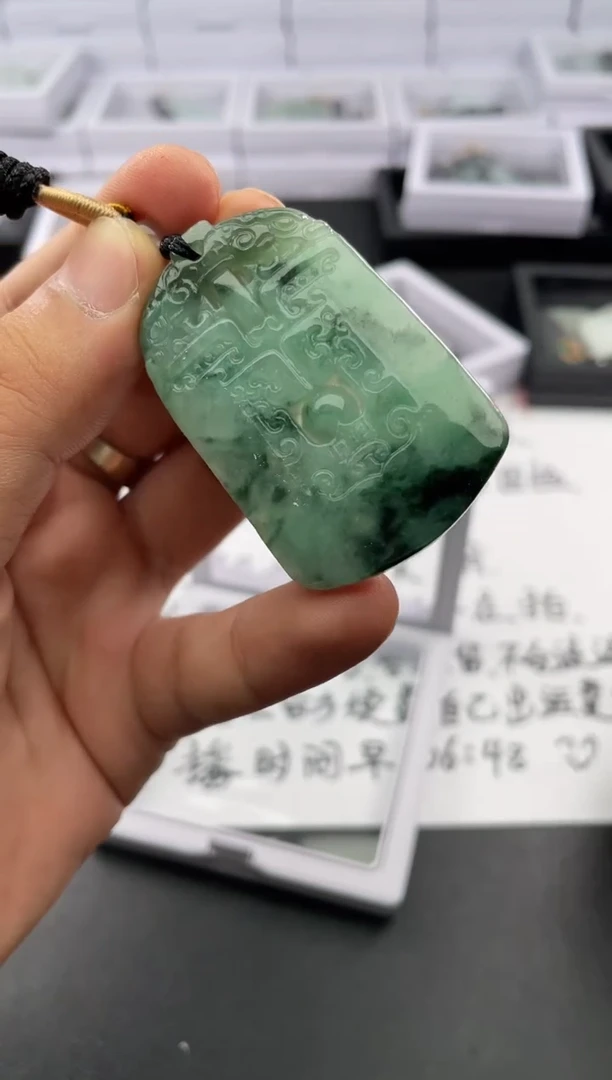 翡翠未镶嵌颈饰..../8/18/ 242