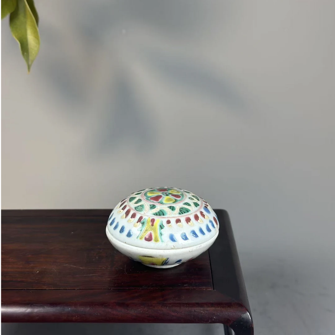 15:清早期粉彩花卉纹盖盒