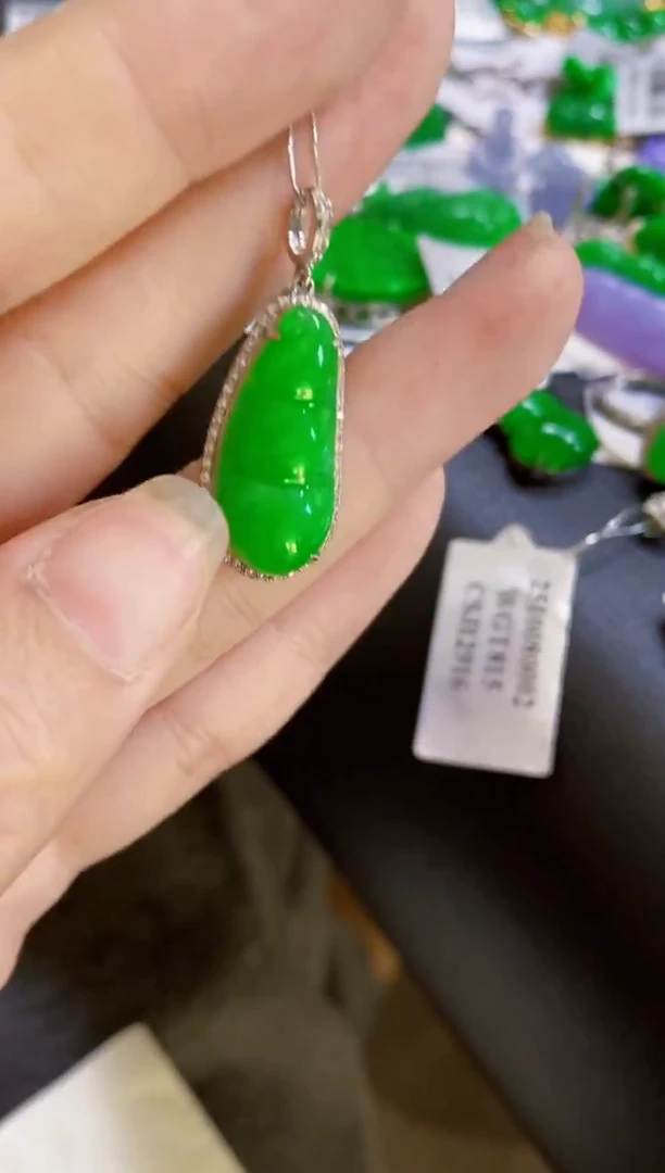 颈饰18K金镶嵌翡翠豆